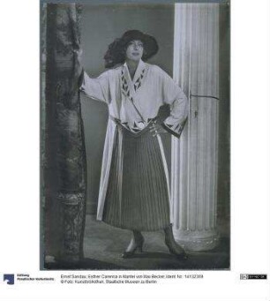 Esther Carenna in Mantel von Max Becker