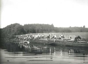 Wasserwanderung Regensburg-Wien der sächsischen Teilnehmer des Arbeiterjugendtreffens am 15. Juli 1929. Aufbau der Zelte an einem Übernachtungsplatz