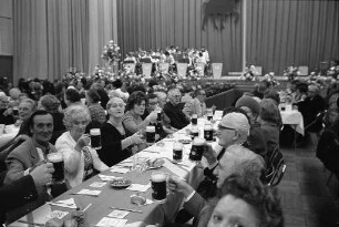 Einladung der Brauerei Binding an alte Menschen zum Carolus-Doppelbock-Anstich in der Stadthalle Karlsruhe