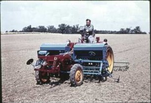 Geräteträger RS 09 mit Zwischenachs-Drillmaschine A 761 und Anbau-Eggenrahmen B 391