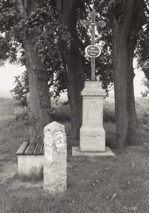 Wegestein und Kruzifix