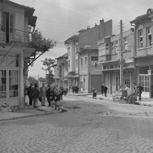Ortsansicht. Belebte Straße. Wohnhäuser