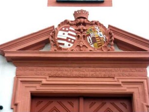 Reichenbach-Pfarrkirche-Kirchturm von Westen-Portal-Wappenkartusche über Sturz (Patronatzwappen der Grafen von Erbach) sowie Leitspruch im Sturz im Detail