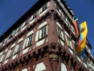 Stadtansicht - Rathaus von Südosten (Fachwerk Jahr 1441) - Detailansicht mit Riegelbauweise und hölzernen Nägeln sowie Schnitzwerk