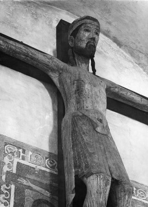Kruzifix : Kruzifix. Holz, geschnitzt. Höhe 321 cm, Breite 320 cm (Spannweite) (um 1200). Altenstadt Kreis Weilheim-Schongau, Pfarrkirche Sankt Michael, südliches Seitenschiff