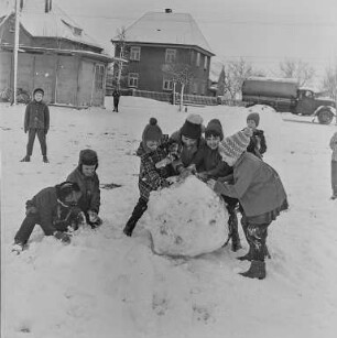 Vogelhochzeit I : Ostro. Kinder spielen im Schnee