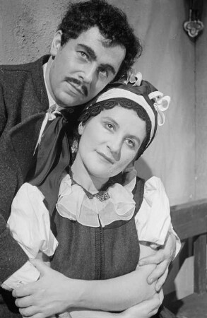 Szenenbilder aus der Oper "Jenufa" von Leos Janácek an der Deutschen Staatsoper Berlin, mit Christel Goltz und Erich Witte in den Hauptrollen : Szene mit Christel Goltz als Jenufa und Erich Witte als Steva