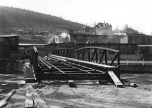 Roßwein. Sächsische Patentachsenfabrik Kadner & Co. Bau der betriebseigenen Brücke über die Mulde von der Wehrstraße zur Uferstraße. Blick auf die Stahlkonstruktion der Brücke