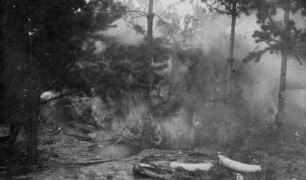 Erster Weltkrieg - "Im Krieg 1914-1918". Bombeneinschlag