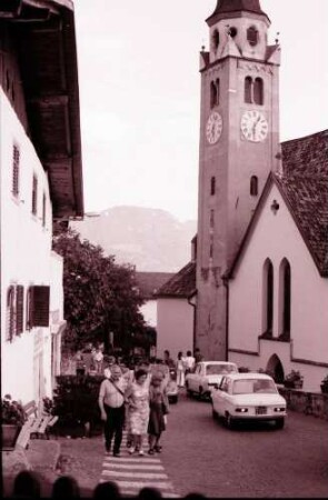 Meran Dorf Tirol: Straße mit Kirche
