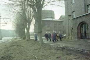 v Personengruppe, Kühlturm 1, Betriebs-Berufs-Schule, Kopfbau, von O