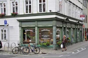 Altstadt in Erfurt : Das Zentrum der Thüringer Landeshauptstadt Erfurt wird dominiert von vielen historischen denkmalgeschützten Gebäuden. Bild: Blick auf eine sanierte Häuserzeile in der Langen Gasse in Erfurt, aufgenommen 2008