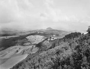 Hohenrechberg und Hohenstaufen bei Schwäbisch Gmünd. Bergpanorama