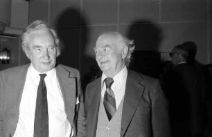27. Tagung 1977 Chemiker; Sitzreihen im Theater: Sir Derek H. R. Barton, Linus C. Pauling