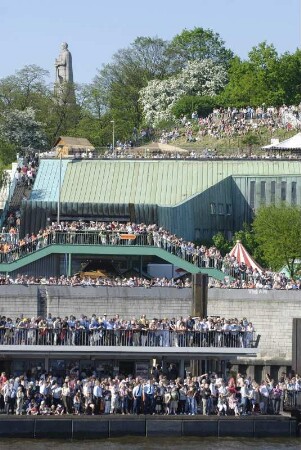Vor den St. Pauli Landungsbrücken gibt es eine Traditions-Vorführung der Hamburger Hafenschlepper