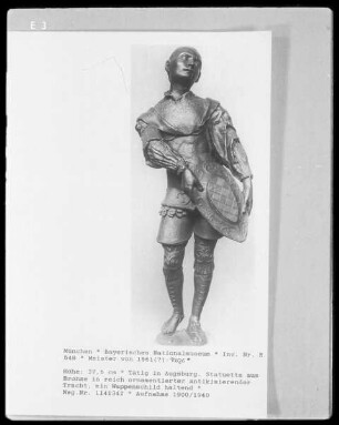 Ein Wappenschildhalter in reich ornamentierter antikisierender Tracht