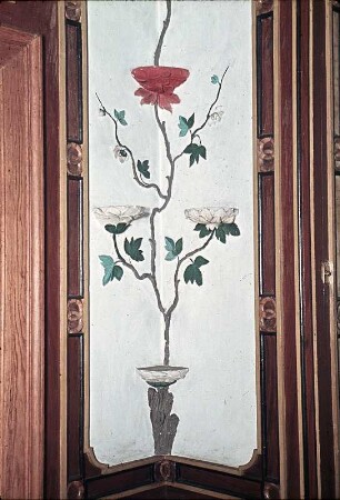 Eckstuckfeld mit floralen Wandkonsolen
