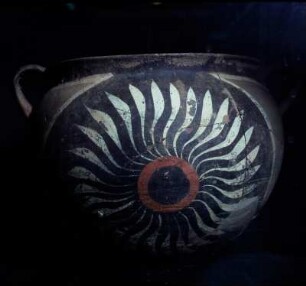 Iraklion. Archäologisches Museum. Henkeltopf im Kamáres-Stil mit Sonnenblume, aus Phaistos. 15 cm