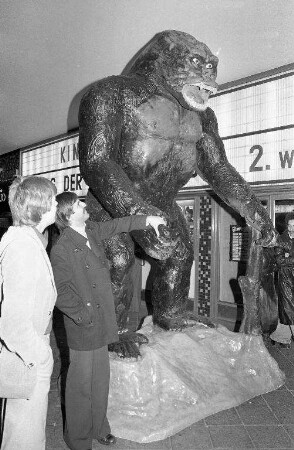 Reklame für den Film "King Kong" im Kino "Kurbel" in der Kaiserpassage