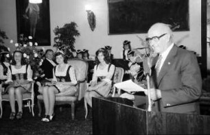 Freiburg: Kaufhaussaal; Verabschiedung der Weinkönigin 1972