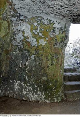 Freskendekoration: Segnender Christus, Kreuzigung Christi, Verkündigung, Madonna und Heilige, Eingangswand, rechts des Eingangs: Johannes der Täufer