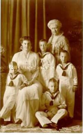 Auguste Viktoria und Kronprinzessin Cecilie mit ihren vier Söhnen