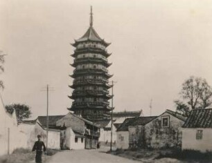 Su-tschou (Suzhou), China. Pagode Peiszu T'a, Beisi Ta Pagode oder Nordtempel Pagode (Höhe 76 m). Ansicht von einer Straße der Altstadt