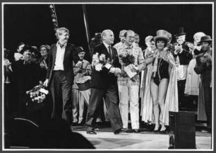 Hans Magnus Enzensberger, Hans-Werner Henze, Miguel Barnet, Sonja Lakowa : Gruppenportrait mit dem Dichter Hans Magnus Enzensberger und Miguek Barnet, dem Komponisten Hans-Werner Henze und der Schauspielerin Sonja Lakowa am Volkstheater Rostock
