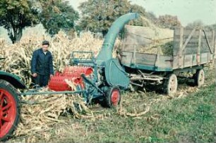 Fotografie: Erntetechnik, Feldhäcksler gezogen, Körnermais, Pickup, Umhängeverfahren