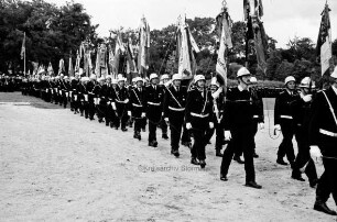 Exerzierplatz: Kreisfeuerwehrverband Stormarn feiert 100-jähriges Jubiläum: Ehrenformation mit den Fahnen der Stormarner Feuerwehren