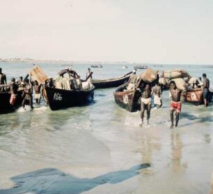 Accra. Surfboats : Accra (Ghana). Entladen der Surfboats am Strand, 20. April 1959