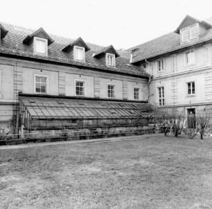 Dresden-Pillnitz, Pillnitzer Platz 2. Ehem. Gartenbauschule (Hochschule für Technik und Wirtschaft Dresden, Fakultät Landbau/Landespflege, 2. H. 19. Jh.). Hofansicht mit angebautem Gewächshaus
