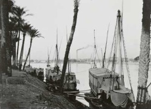 Segelschiffe am Nilufer bei Kairo