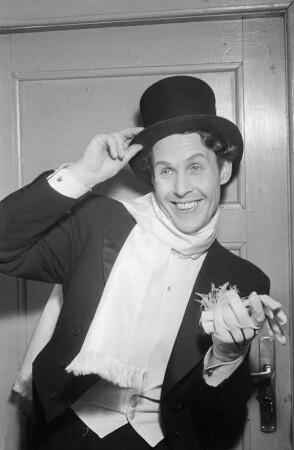 Szenenbilder aus der Operette "Die lustige Witwe" von Franz Lehár am Metropol-Theater Berlin