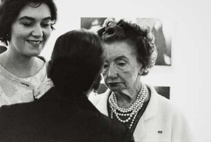 Die Herausgeberin Carmel Snow bei der Eröffnung der Edward-Steichen Ausstellung im Museum of Modern Art