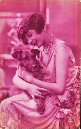 [Porträt von Frau mit Hund auf dem Schoß]