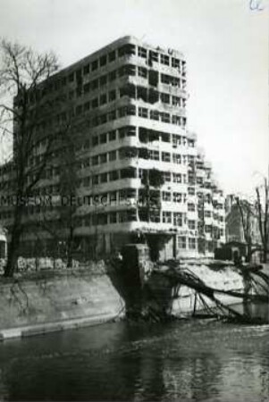 Das stark beschädigte Shell-Haus am Reichpietschufer im ehemaligen Bezirk Tiergarten, jetzt Mitte