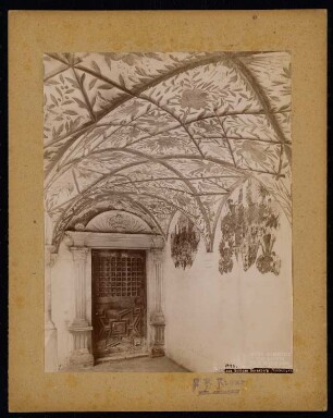 Schloss Dornsberg (Tarantsberg), Naturns: gewölbter Raum mit Renaissance-Portal
