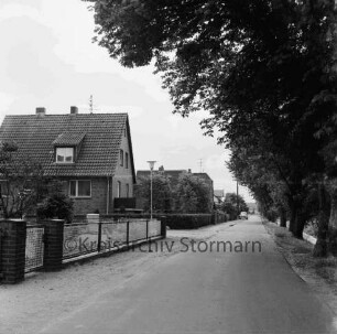 Ölmühle: links Einfamilienhäuser: rechts Barnitz und Bäume: hinten VW Käfer: 3. Juli 1971