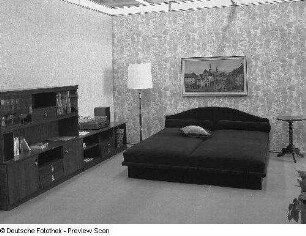 Ausstellungskoje mit Schlafzimmermöbeln (1981; VEB Möbelkombinat Berlin (MKB))