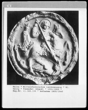 Abguss eines Tonmodels mit der Darstellung des heiligen Georg