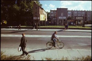Anklam. Straßenbild mit Passanten und Radfahrer