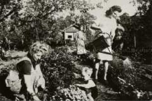 Die Familie Otto Jagdmann in ihrem Garten in der Moninstraße (?)