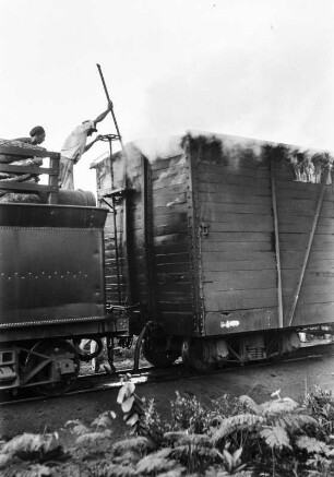 Brennender Waggon : Der Waggon einer Lokomotive hat Feuer gefangen.