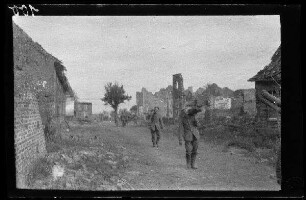 Bei Messines (=Mesen, Belgien), Wytsetate (=Wijtschate, Belgien),. Houthem (Belgien), Warneton (Dep. Nord, Frankreich) oder Loos (Dep. Nord, Frankreich): Soldaten mit Baumaterial auf der Schulter auf einer Ortsstraße zwischen Gebäuderuinen