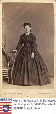 Bernbeck, Meline geb. Stumpf (1844-1910) / Porträt, in Zimmer stehend, Ganzfigur