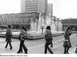 Wasserspiel : Straßenbild Prager Straße