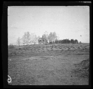 "Kapelle in Scheliesnizza bei Jermutowzy (=Hirmantaŭcy, Weißrussland)" (Distanzaufnahme)