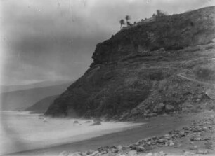 Steilküste : Blick vom Strand auf die Steilküste Teneriffas