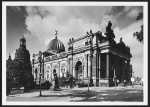 Kunstakademie, Lipsius-Bau : Dresden-Altstadt. Ausstellungsgebäude des Sächsischen Kunstvereins (1887-1894; K. Lipsius). Eingangsseite (von der Brühlschen Terrasse), links die Frauenkirche